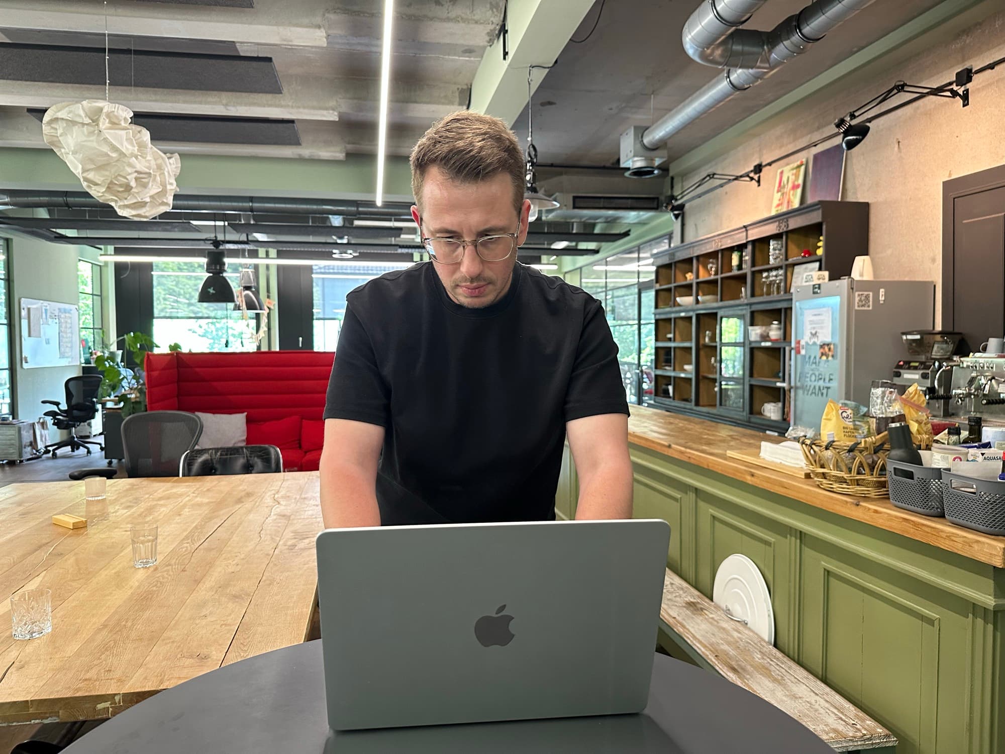 Jonas Busche bei der Arbeit an einer Kampagne
