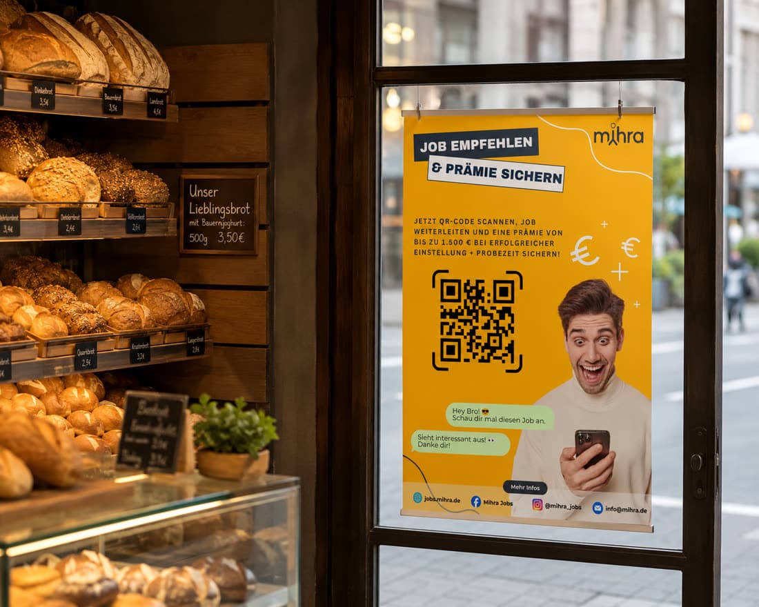 Plakat im Schaufenster einer Bäckerei: Job empfehlen und Prämie sichern