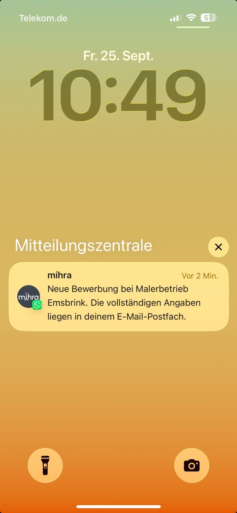 Sperrbildschirm mit WhatsApp-Meldung: Neue Bewerbung bei Malerbetrieb Emsbrink